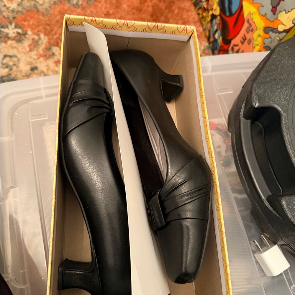 New in box Easy Street Women's Black Waive Shoes 10 wide